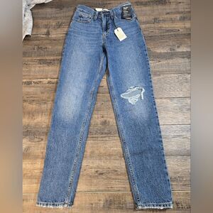 Levi's Premium nwt 80s Mom Jean size 24x30  tapered high rise relaxed hip&thigh